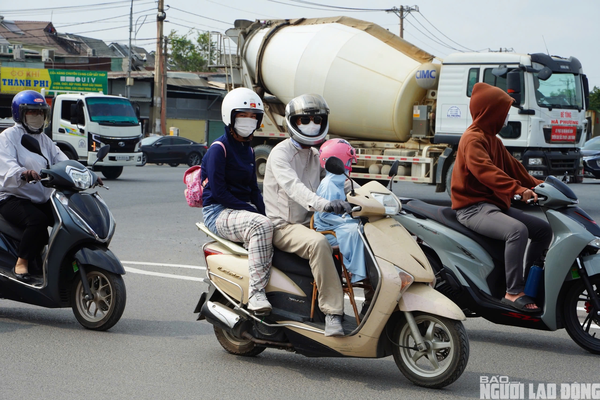 Ùn ứ bủa vây cửa ngõ Đông – Tây TPHCM ngày đầu nghỉ lễ - Ảnh 1.