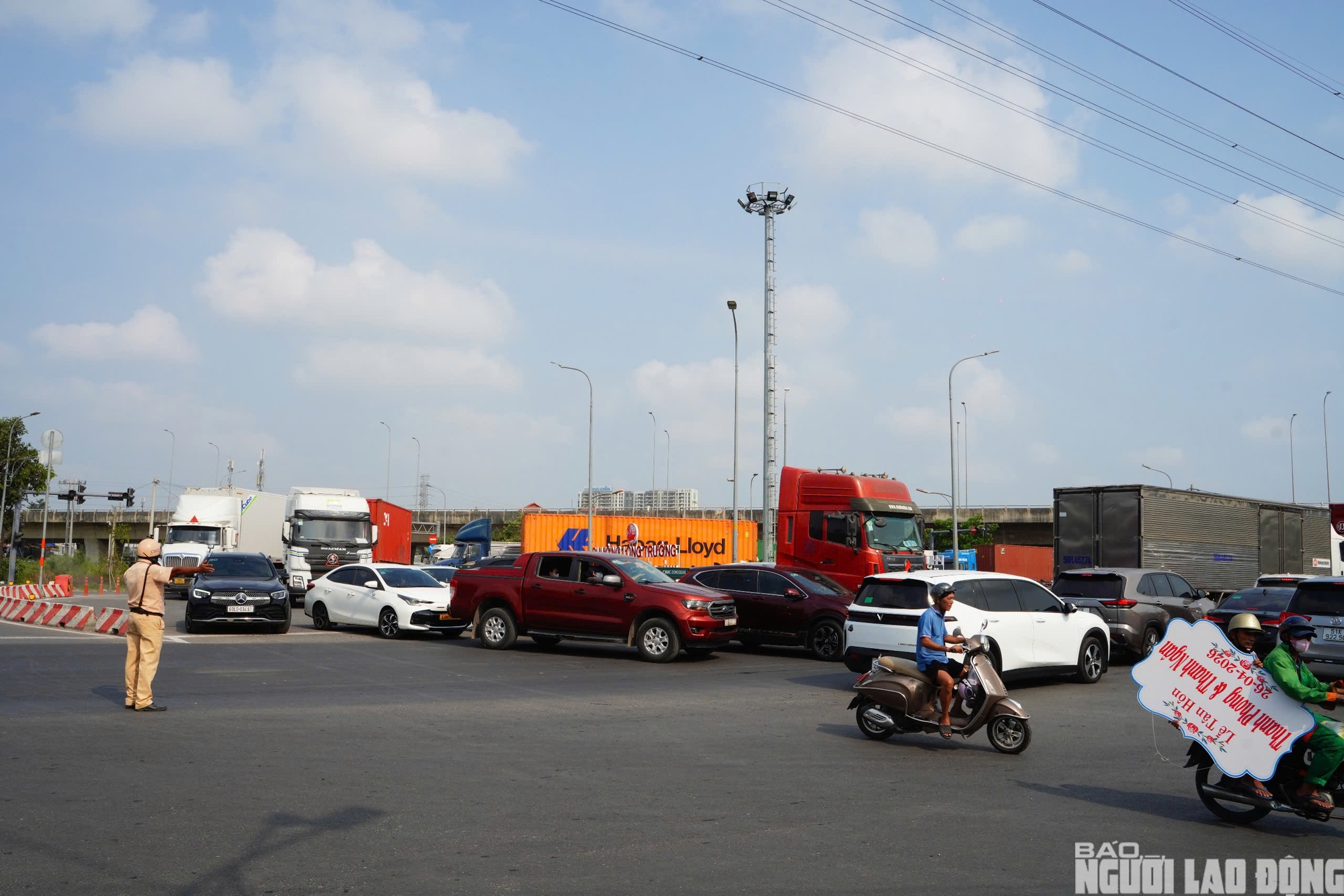 Ùn ứ bủa vây cửa ngõ Đông – Tây TPHCM ngày đầu nghỉ lễ - Ảnh 2.