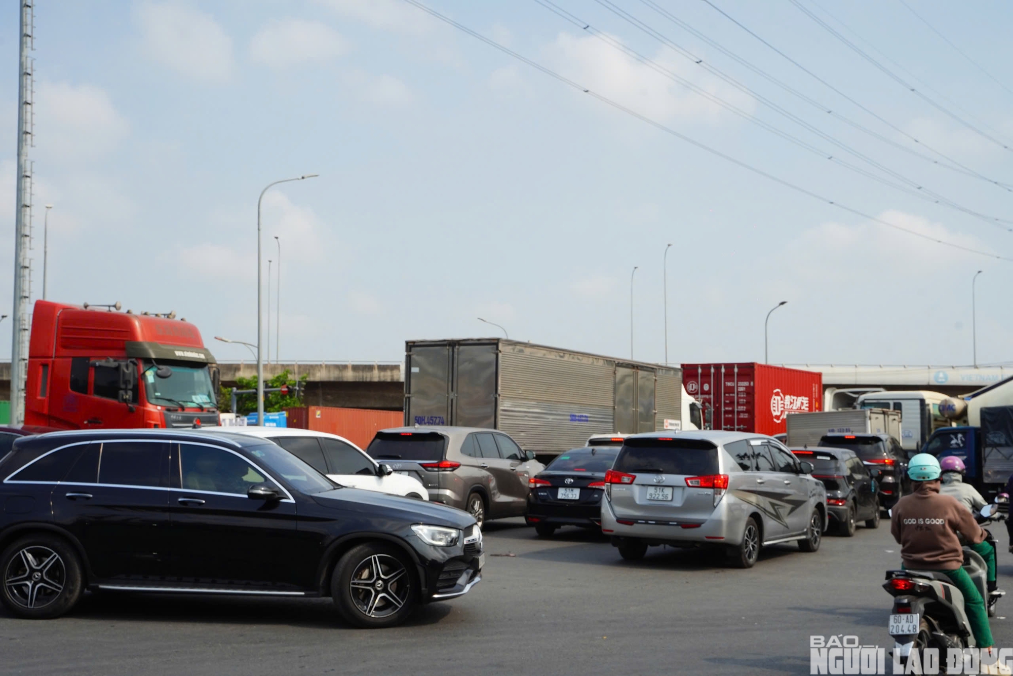 Ùn ứ bủa vây cửa ngõ Đông – Tây TPHCM ngày đầu nghỉ lễ - Ảnh 4.
