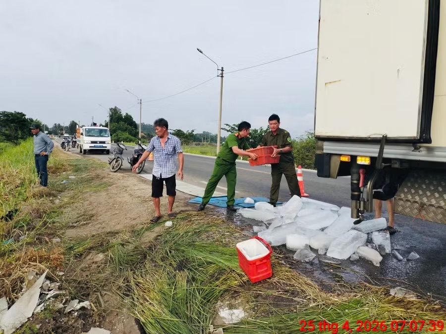 Xe chở hơn 3 tấn t&ocirc;m lật giữa đ&ecirc;m, c&ocirc;ng an v&agrave; người d&acirc;n kịp thời &ldquo;giải cứu&rdquo; - Ảnh 1.