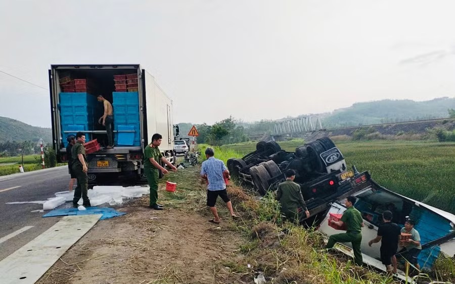 Xe chở hơn 3 tấn tôm lật giữa đêm, công an và người dân kịp thời “giải cứu”