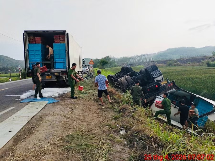 Xe chở hơn 3 tấn t&ocirc;m lật giữa đ&ecirc;m, c&ocirc;ng an v&agrave; người d&acirc;n kịp thời &ldquo;giải cứu&rdquo; - Ảnh 3.