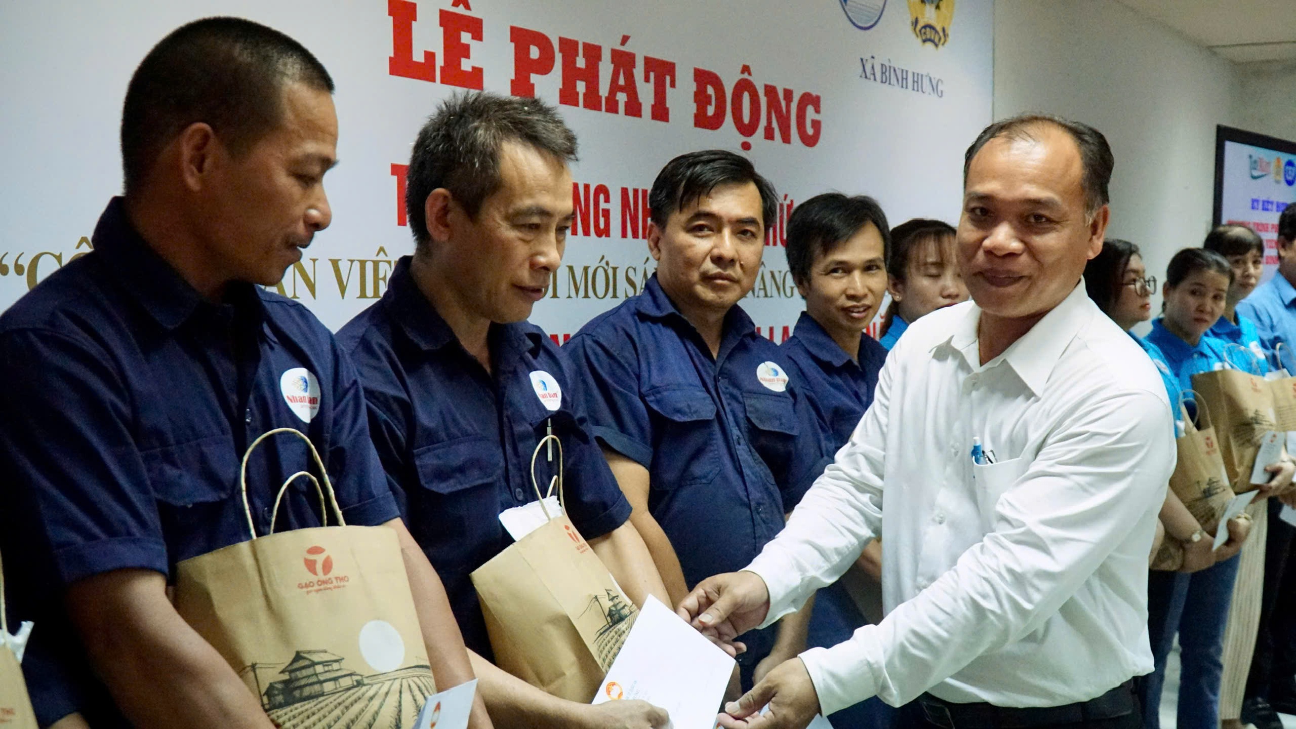 Tháng Công nhân: Người lao động hạnh phúc khi được chăm lo, tặng bếp ấm - Ảnh 12.