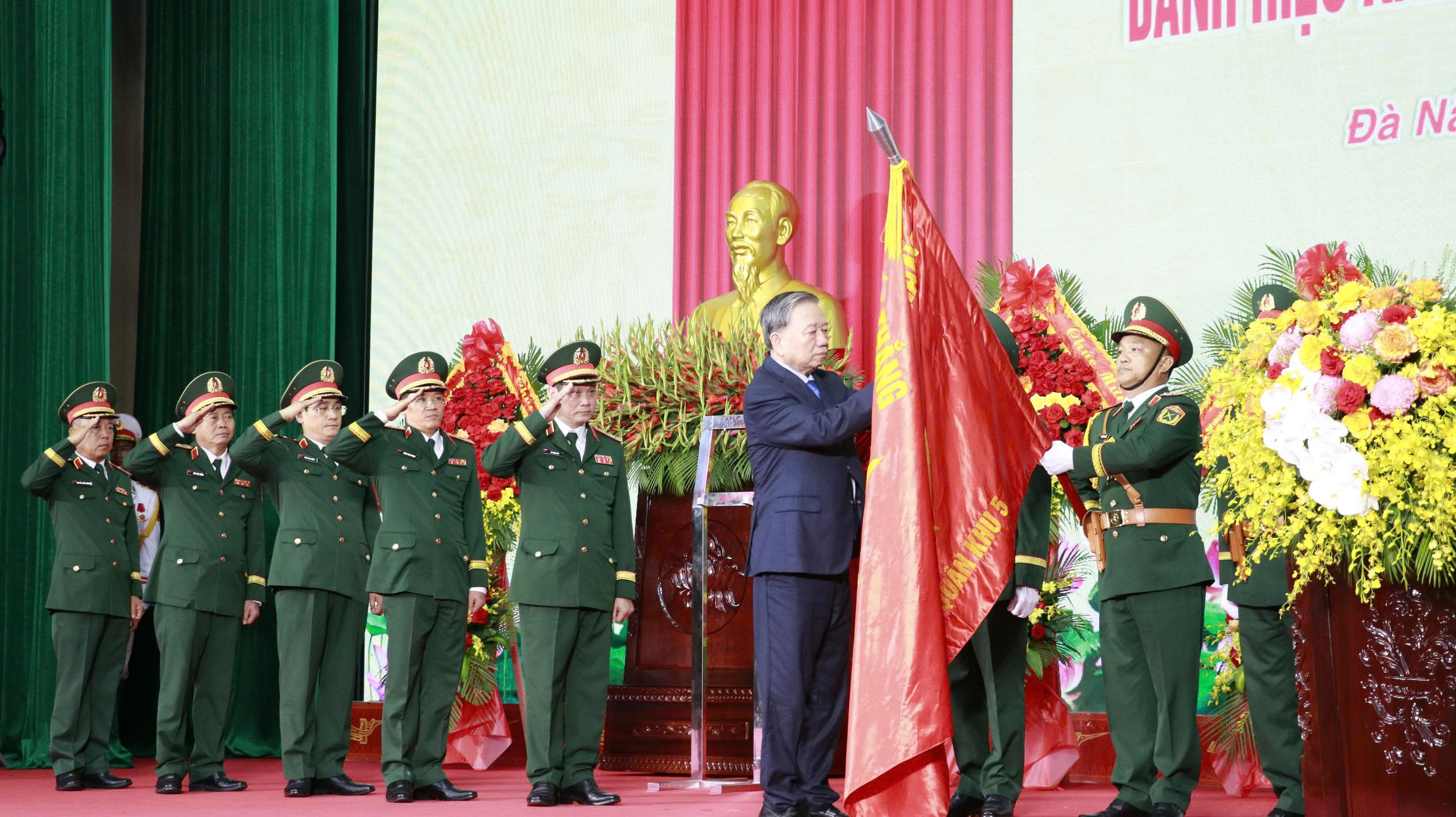 T&ocirc; L&acirc;m trao danh hiệu Anh h&ugrave;ng LLVT nh&acirc;n d&acirc;n cho Qu&acirc;n khu 5 năm 2026 - Ảnh 1.