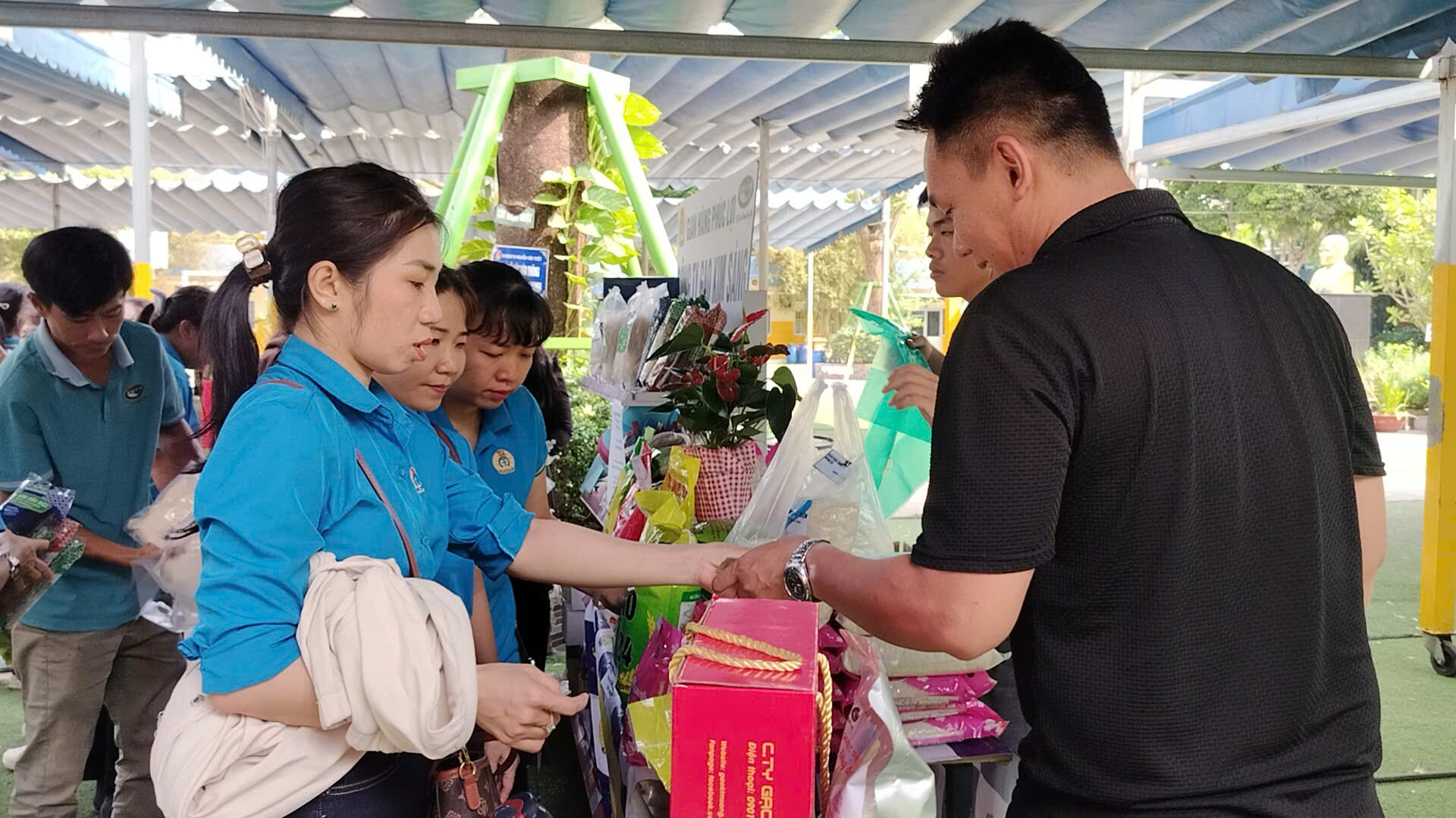 Tháng Công nhân: Người lao động hạnh phúc khi được chăm lo, tặng bếp ấm - Ảnh 5.