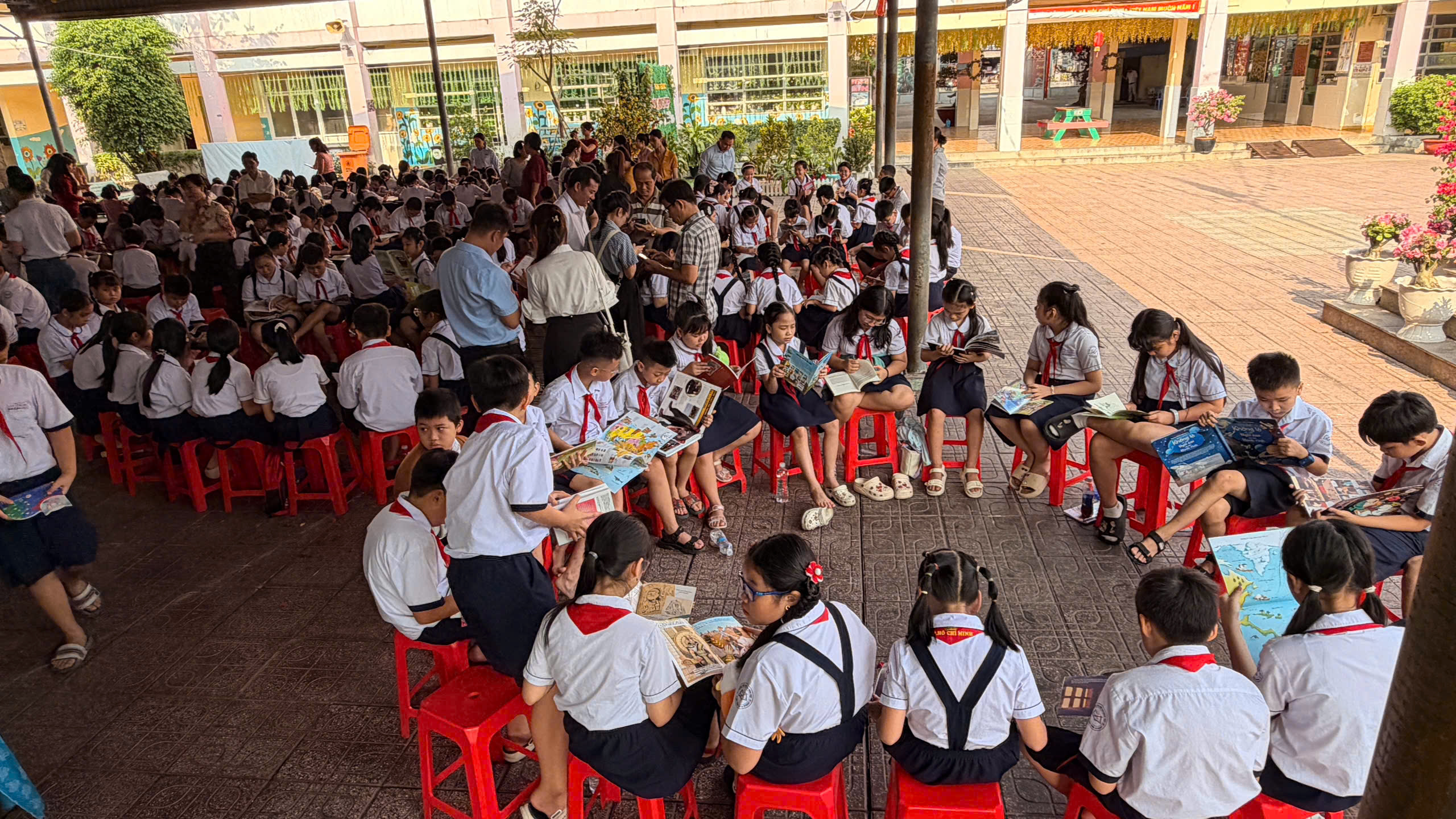 "Mở sách - Mở tương lai" đến học sinh tiểu học TPHCM - Ảnh 4.
