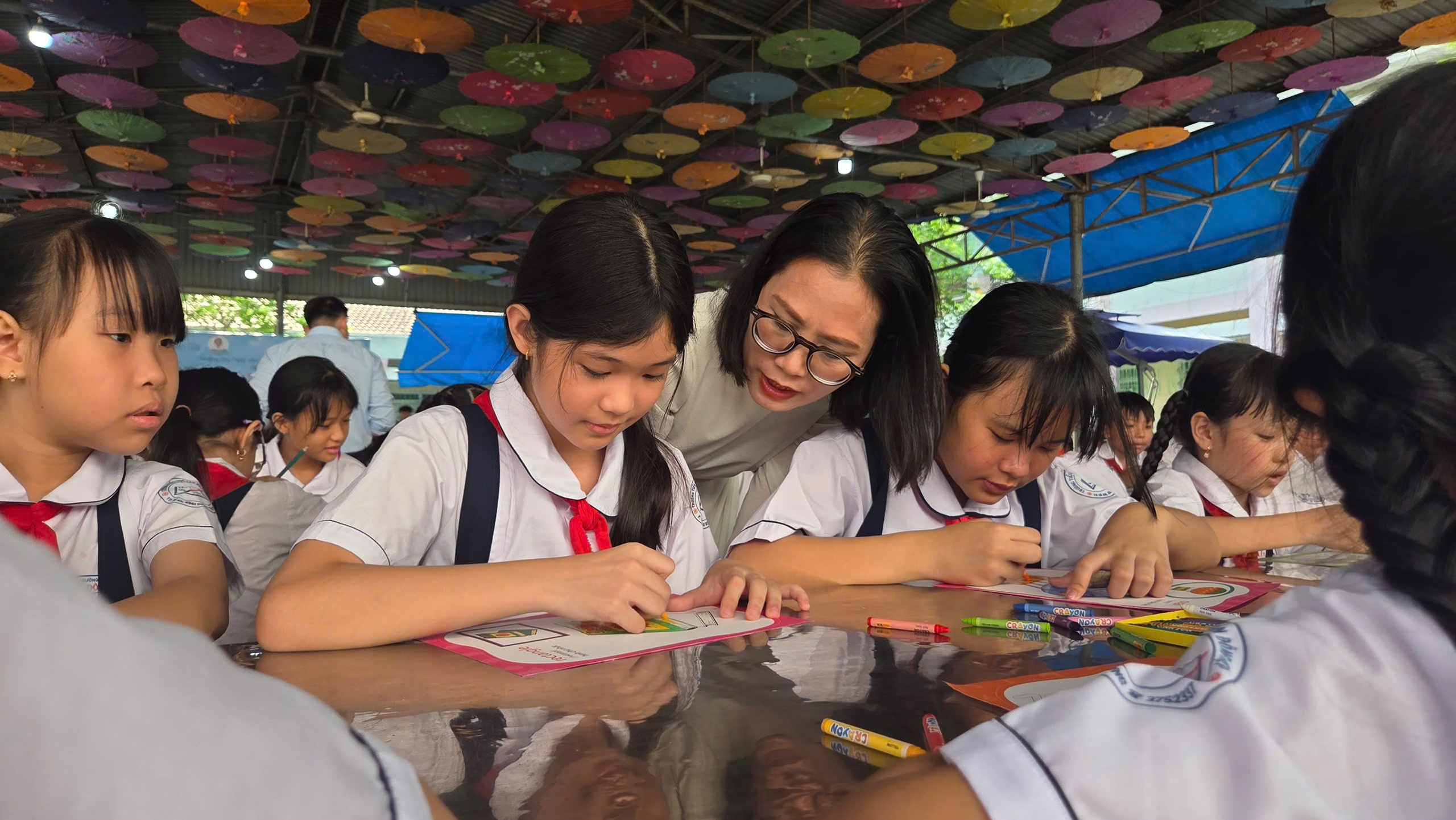 "Mở sách - Mở tương lai" đến học sinh tiểu học TPHCM - Ảnh 2.
