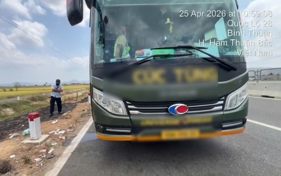 CLIP: Xe khách nhồi nhét người, tài xế và doanh nghiệp bị phạt gần 100 triệu đồng