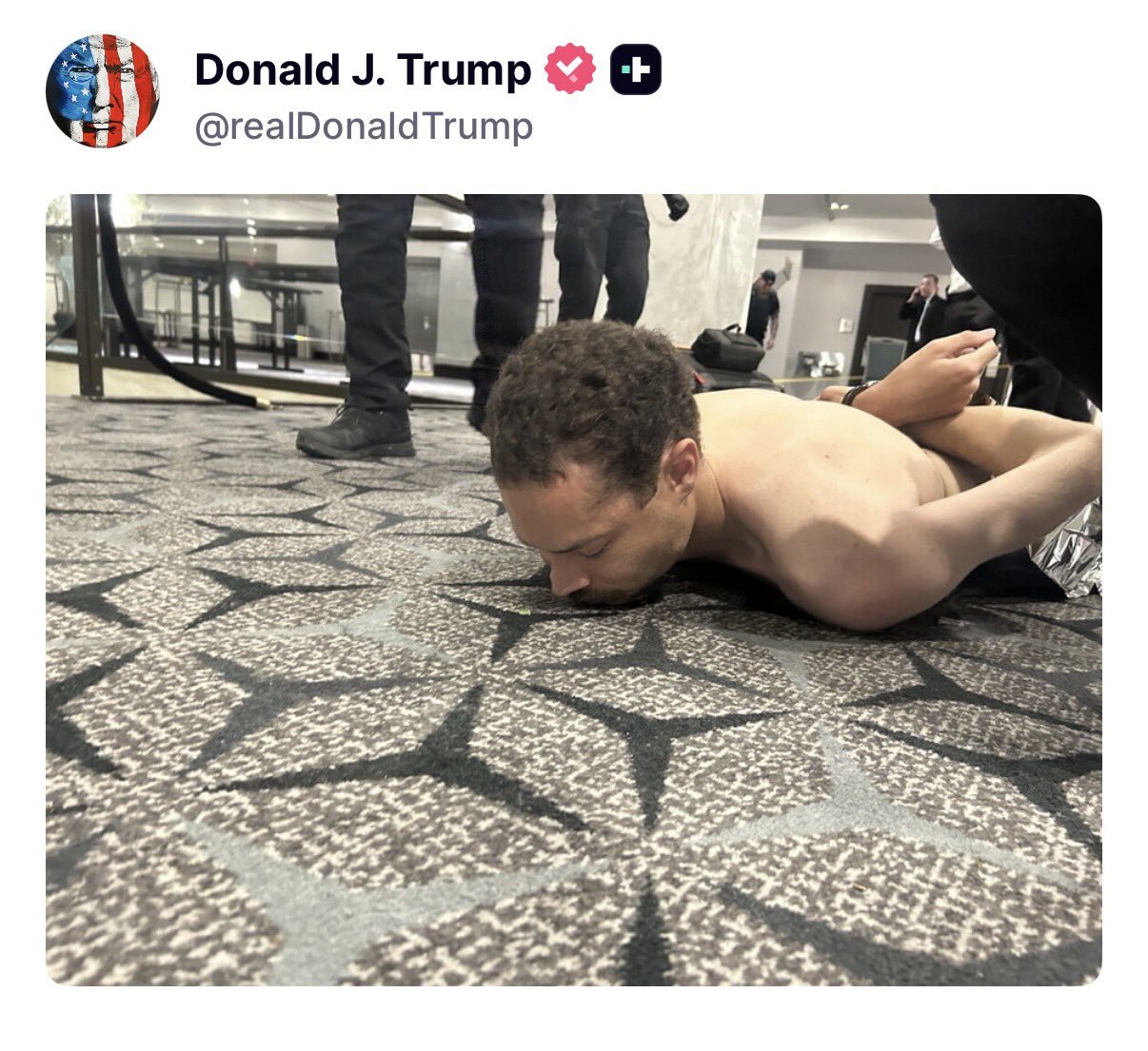 &Ocirc;ng Donald Trump họp b&aacute;o, đăng video nghi phạm xả s&uacute;ng tại tiệc của Nh&agrave; Trắng - Ảnh 2.