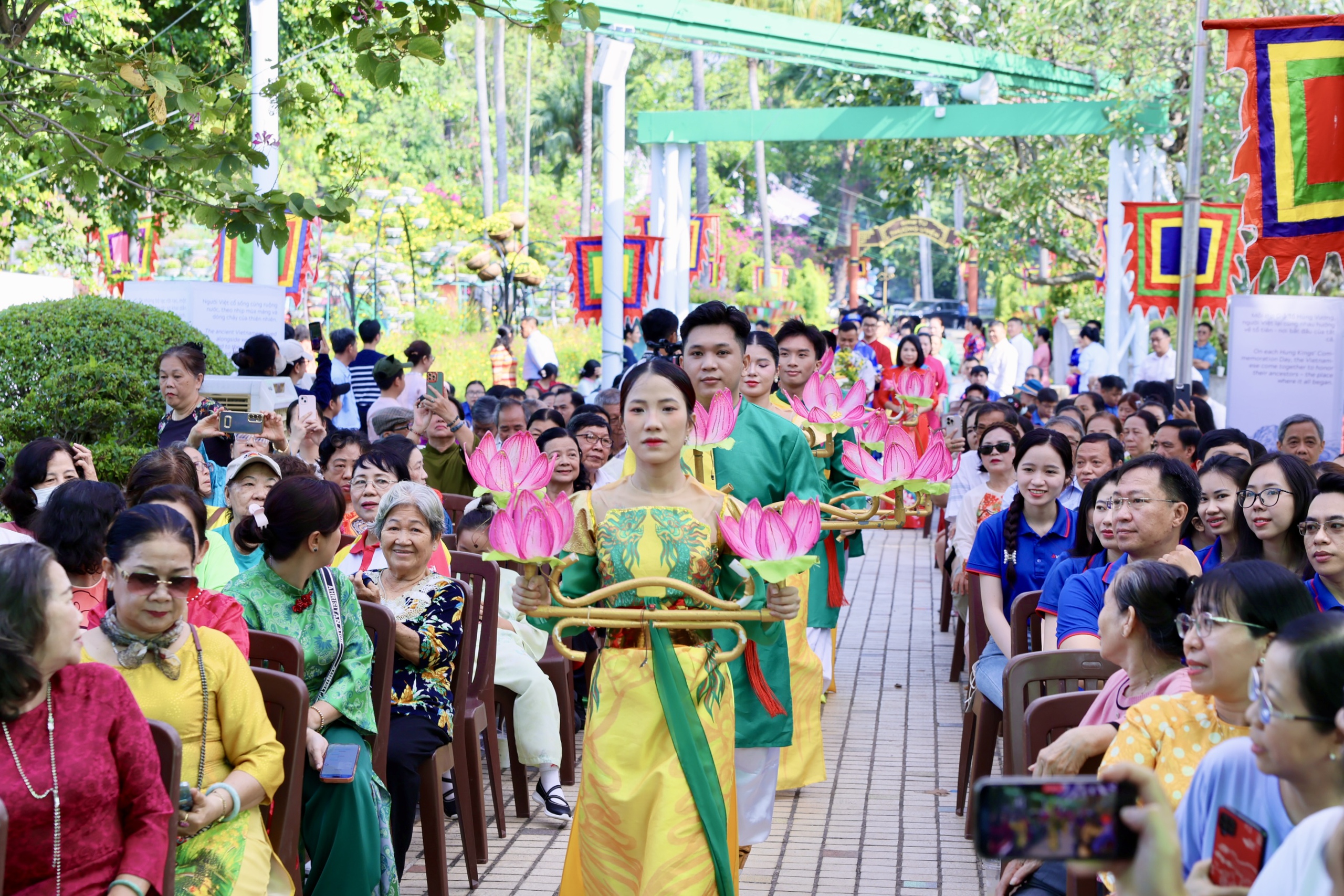 Ch&ugrave;m ảnh: Thắt chặt t&igrave;nh đo&agrave;n kết trong ng&agrave;y Giỗ Tổ H&ugrave;ng Vương tại phường B&igrave;nh Thới, TPHCM - Ảnh 10.