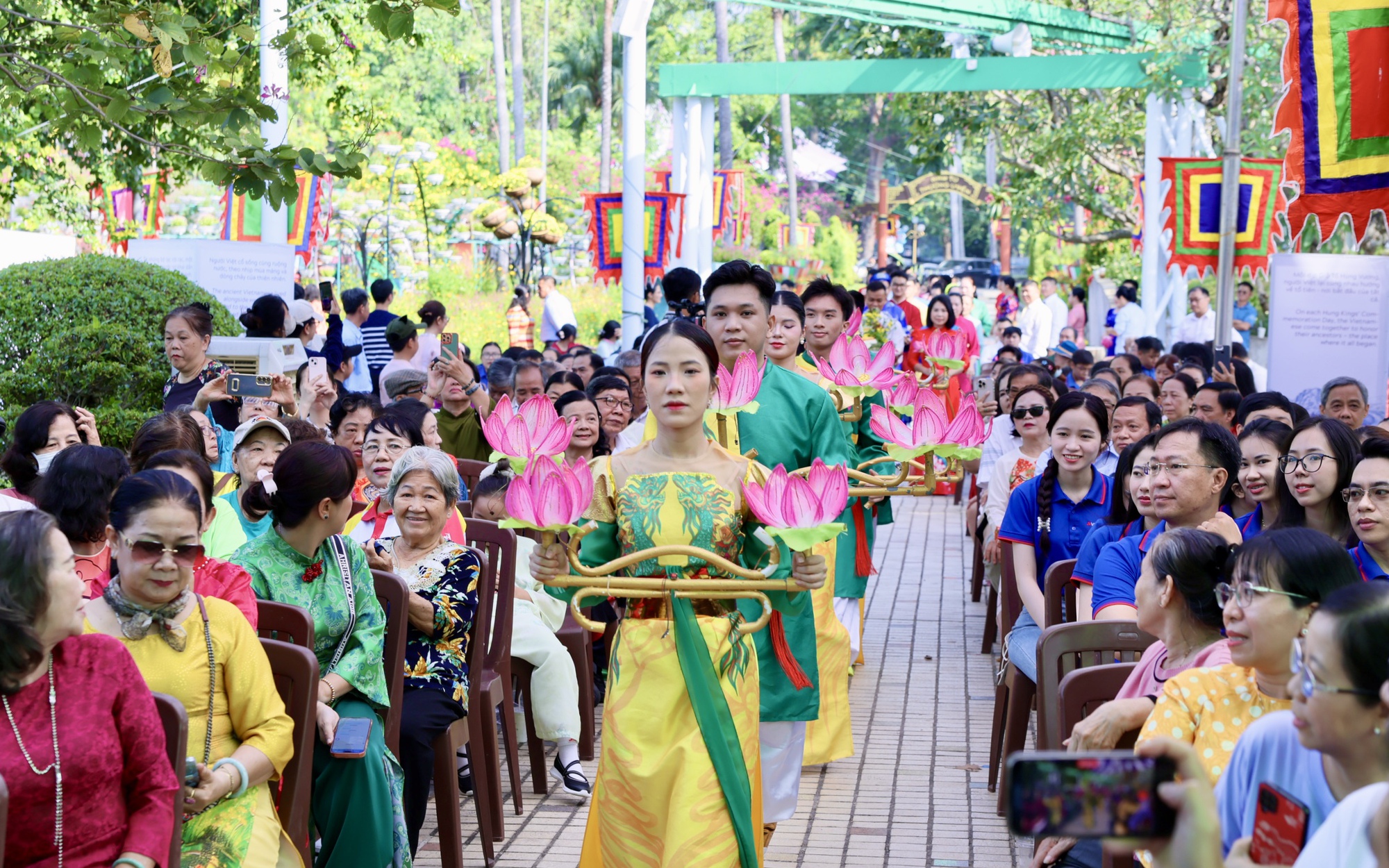 Thắt chặt tình đoàn kết trong ngày Giỗ Tổ Hùng Vương tại phường Bình Thới, TPHCM