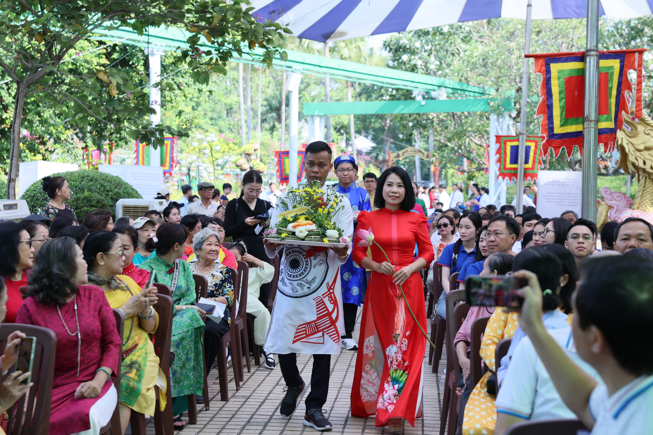 Ch&ugrave;m ảnh: Thắt chặt t&igrave;nh đo&agrave;n kết trong ng&agrave;y Giỗ Tổ H&ugrave;ng Vương tại phường B&igrave;nh Thới, TPHCM - Ảnh 11.