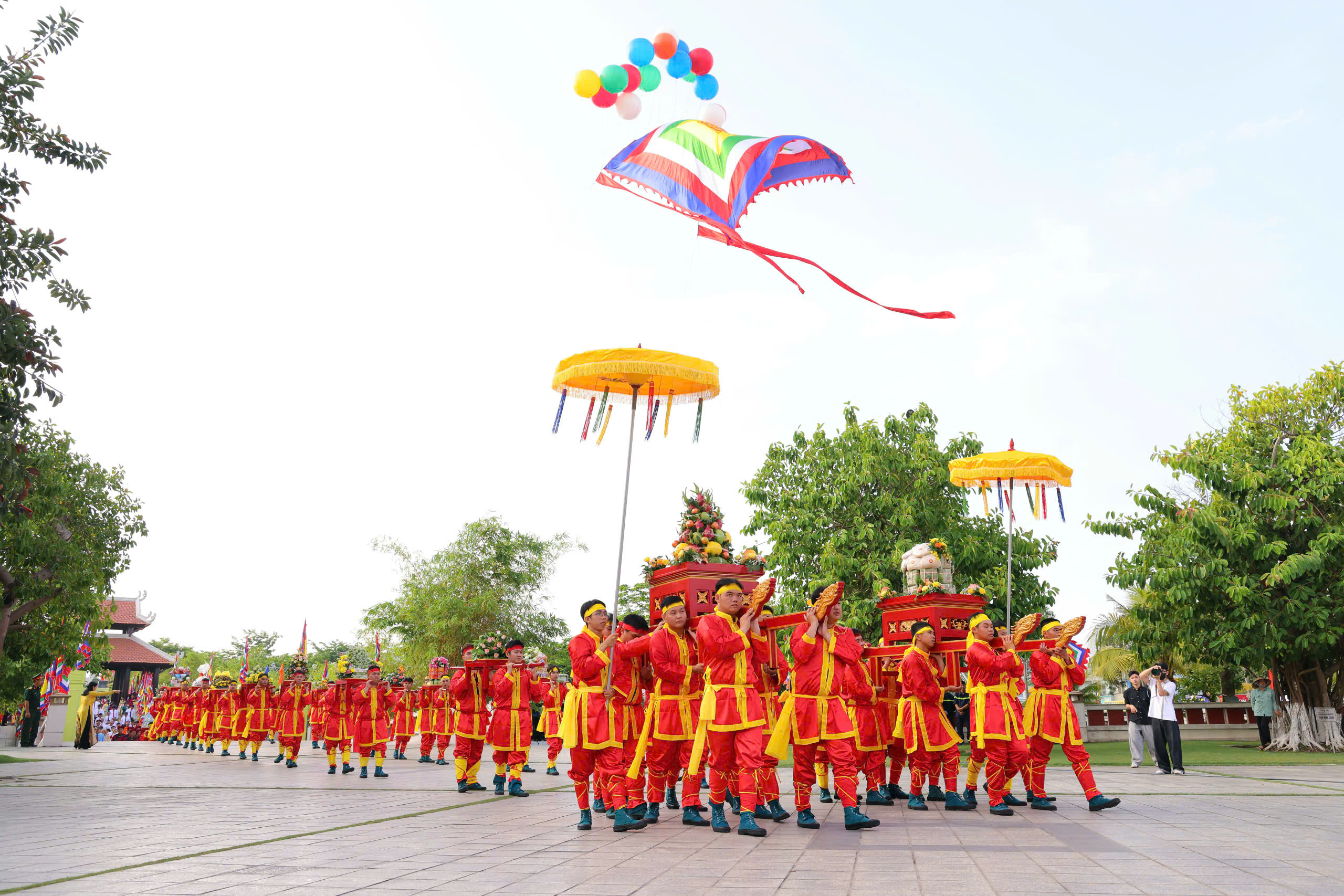 Đông đảo người dân tham dự lễ Giỗ Tổ tại Đền thờ Vua Hùng ở TP Cần Thơ - Ảnh 5.