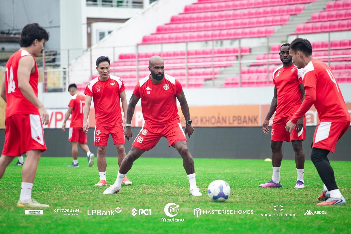 "Ngoại binh" Hải Phòng FC: Từ bỡ ngỡ đến tình yêu với bóng đá Việt Nam - Ảnh 2.