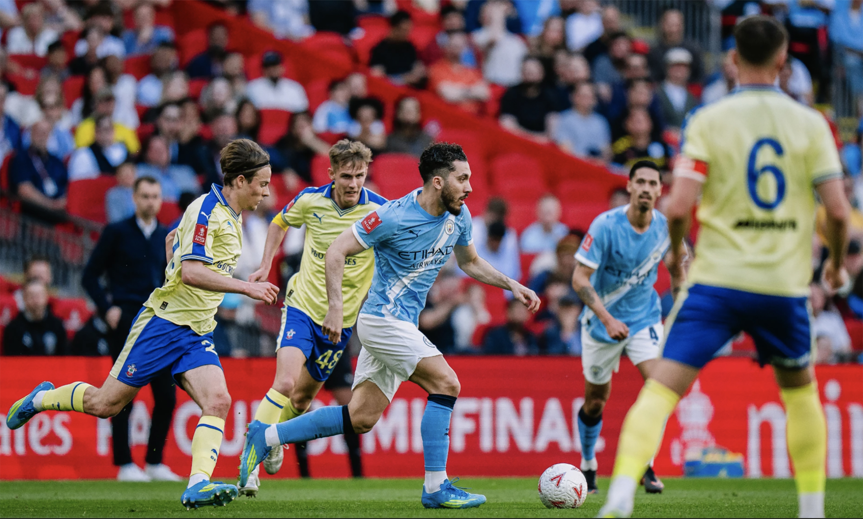 Man City lập kỷ lục, mơ kỳ tích - Ảnh 1.