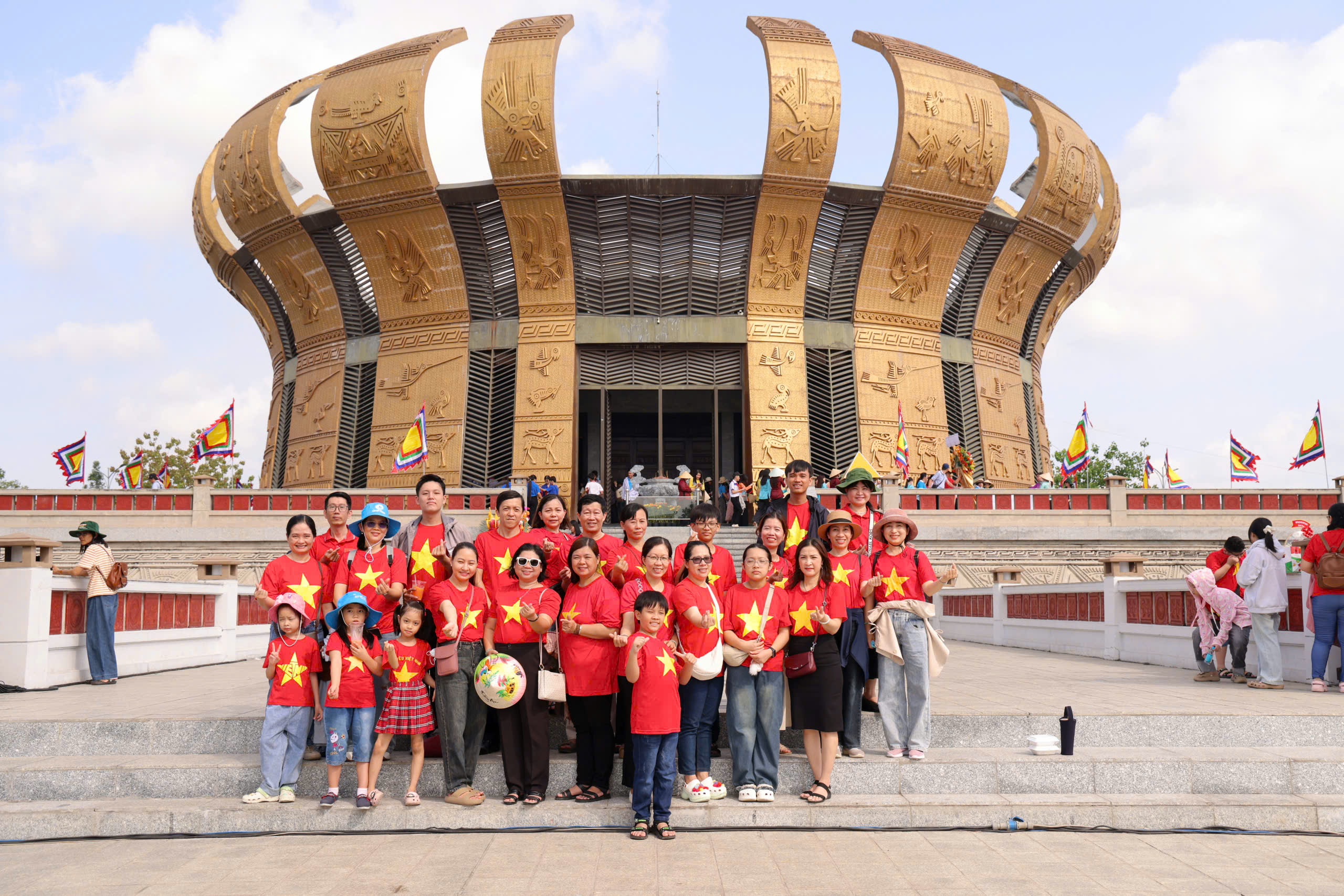 Đông đảo người dân tham dự lễ Giỗ Tổ tại Đền thờ Vua Hùng ở TP Cần Thơ - Ảnh 15.
