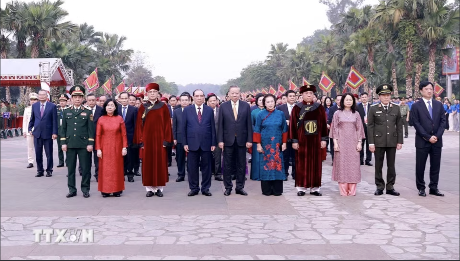 Tổng Bí thư, Chủ tịch nước Tô Lâm dâng hương tưởng niệm các vua Hùng - Ảnh 1.