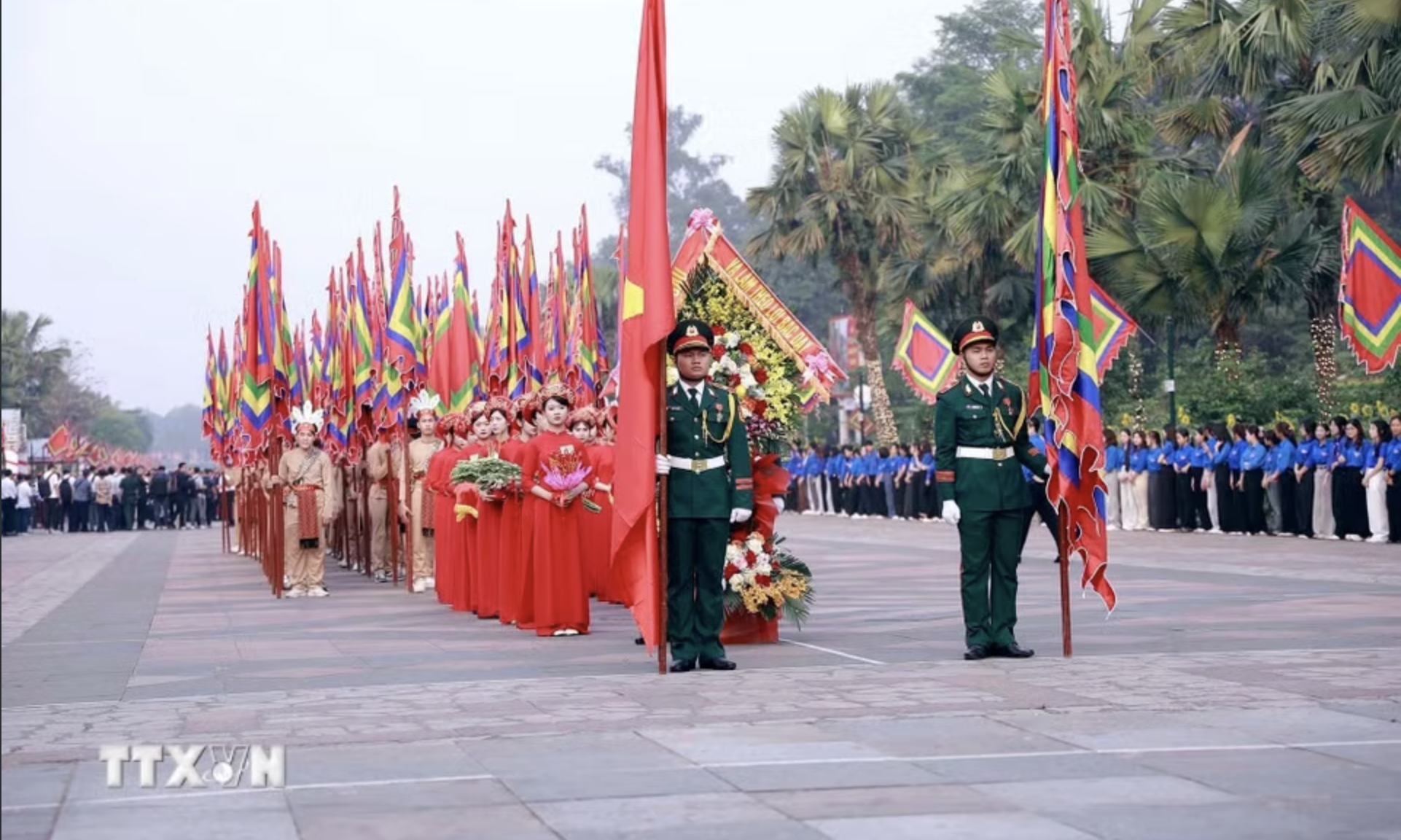 Tổng Bí thư, Chủ tịch nước Tô Lâm dâng hương tưởng niệm các vua Hùng - Ảnh 2.