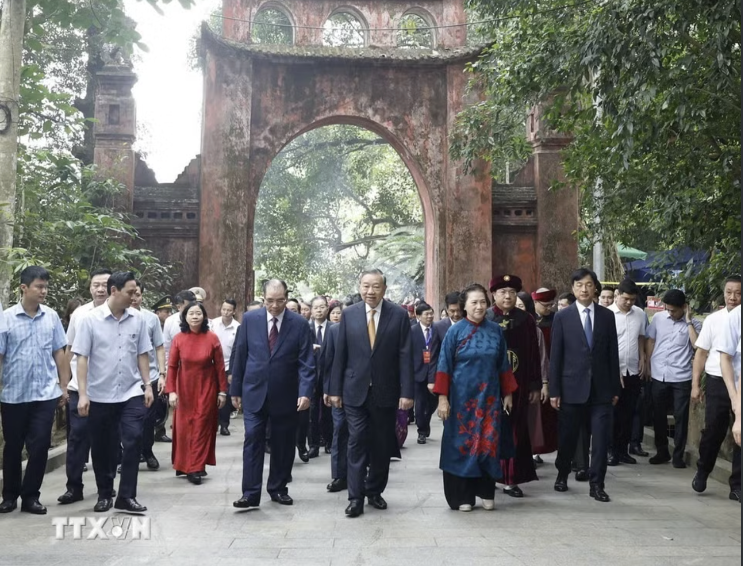 Tổng Bí thư, Chủ tịch nước Tô Lâm dâng hương tưởng niệm các vua Hùng - Ảnh 5.