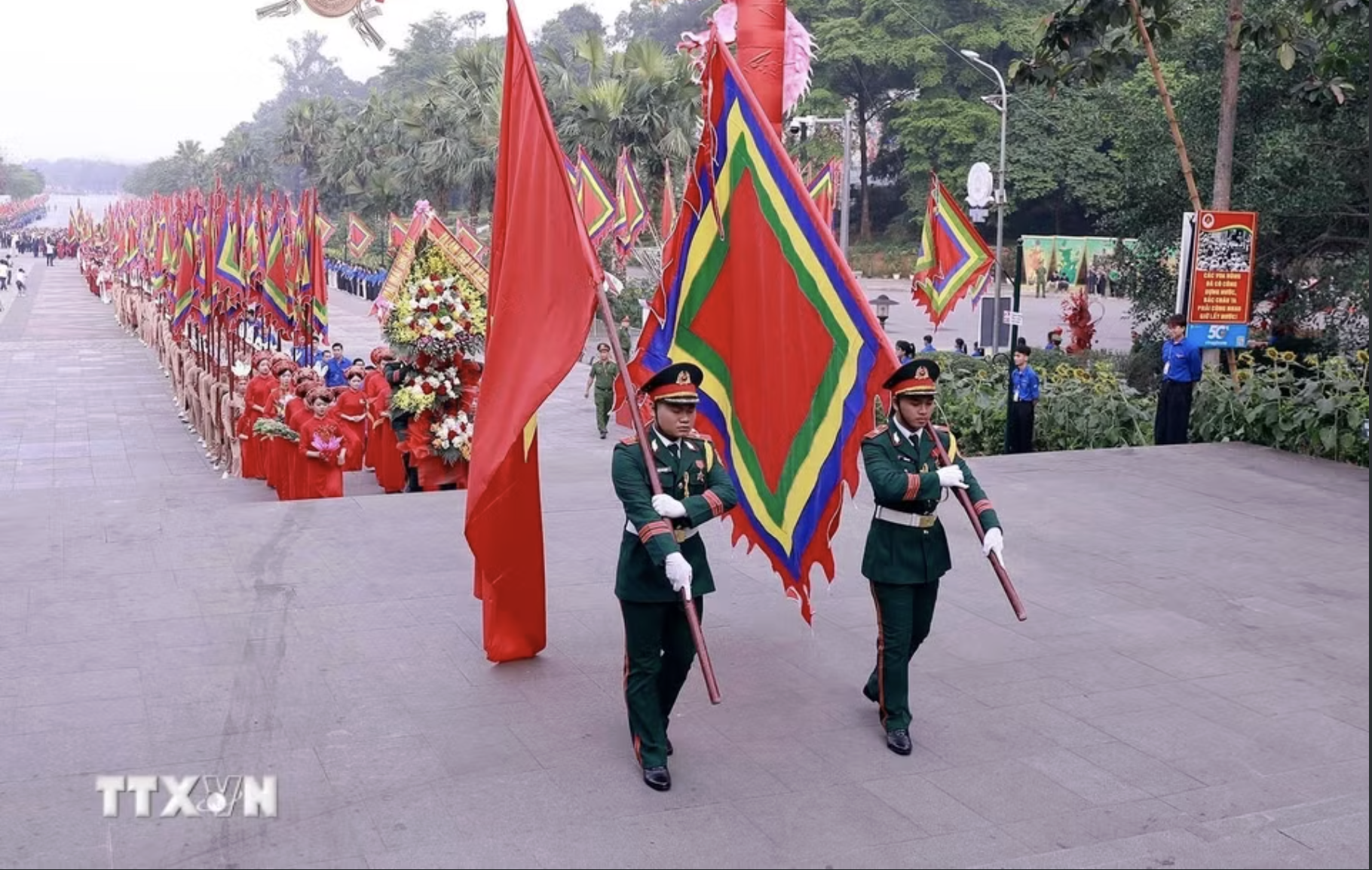 Tổng Bí thư, Chủ tịch nước Tô Lâm dâng hương tưởng niệm các vua Hùng - Ảnh 4.