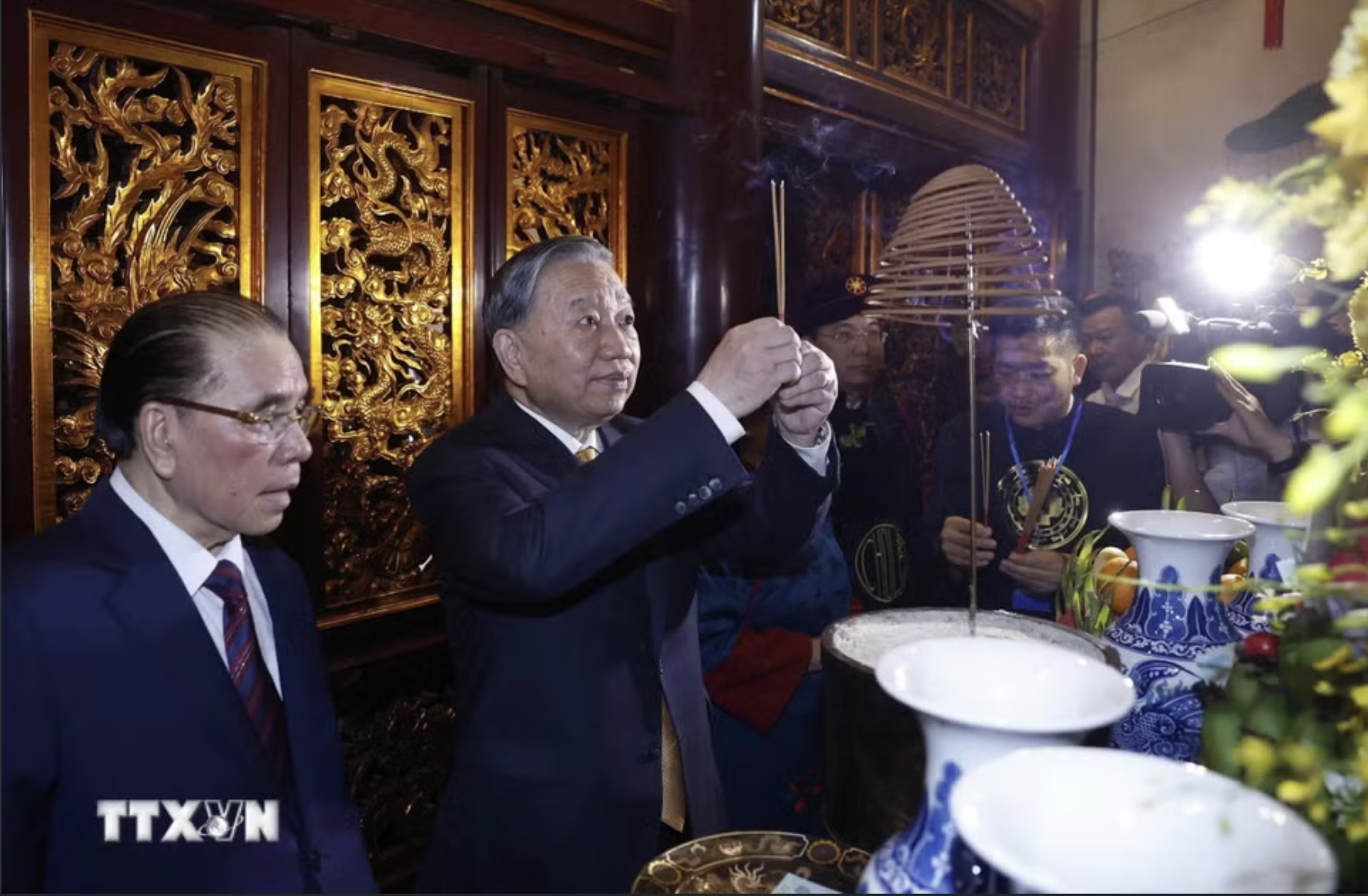 Tổng Bí thư, Chủ tịch nước Tô Lâm dâng hương tưởng niệm các vua Hùng - Ảnh 8.