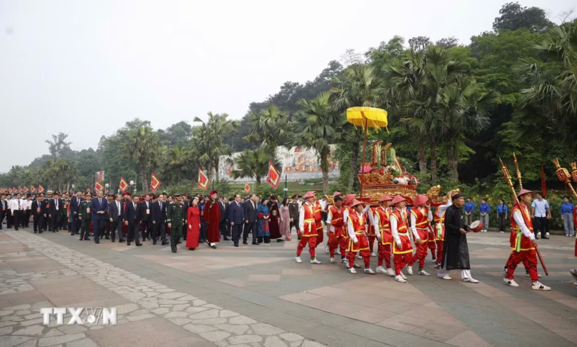 Tổng Bí thư, Chủ tịch nước Tô Lâm dâng hương tưởng niệm các vua Hùng - Ảnh 3.