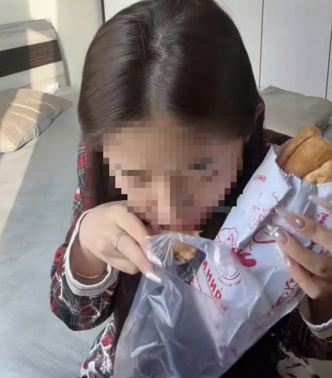 Nữ TikToker h . L . Xin lỗi vụ chê bánh mì và mong được cơ hội sửa sai - Ảnh 1.