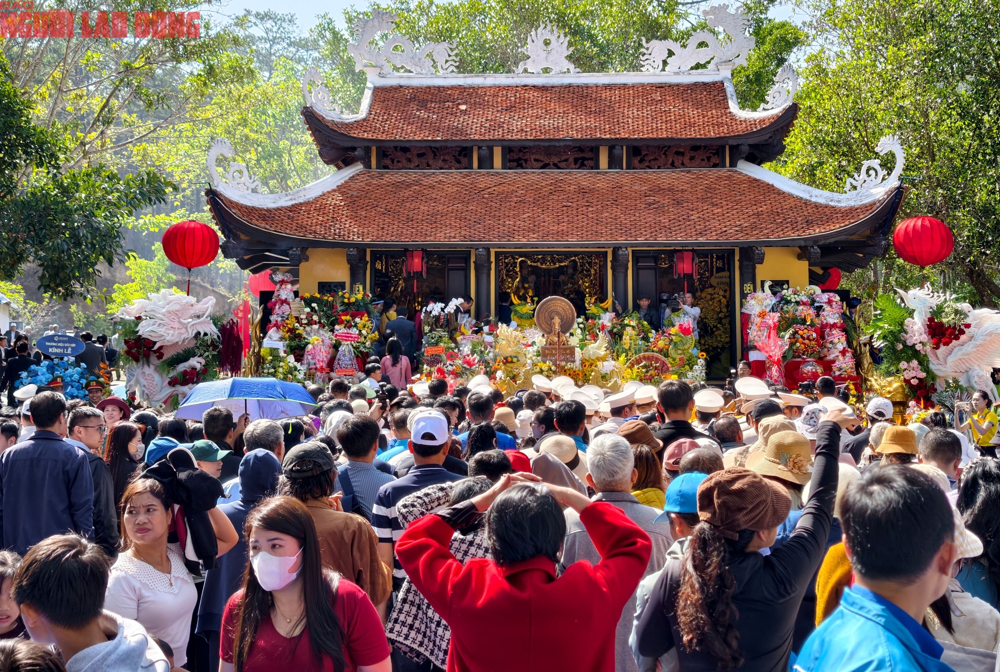 Vượt hơn 600 bậc thang l&ecirc;n d&acirc;ng hương trong ng&agrave;y Giỗ Tổ H&ugrave;ng Vương - Ảnh 1.