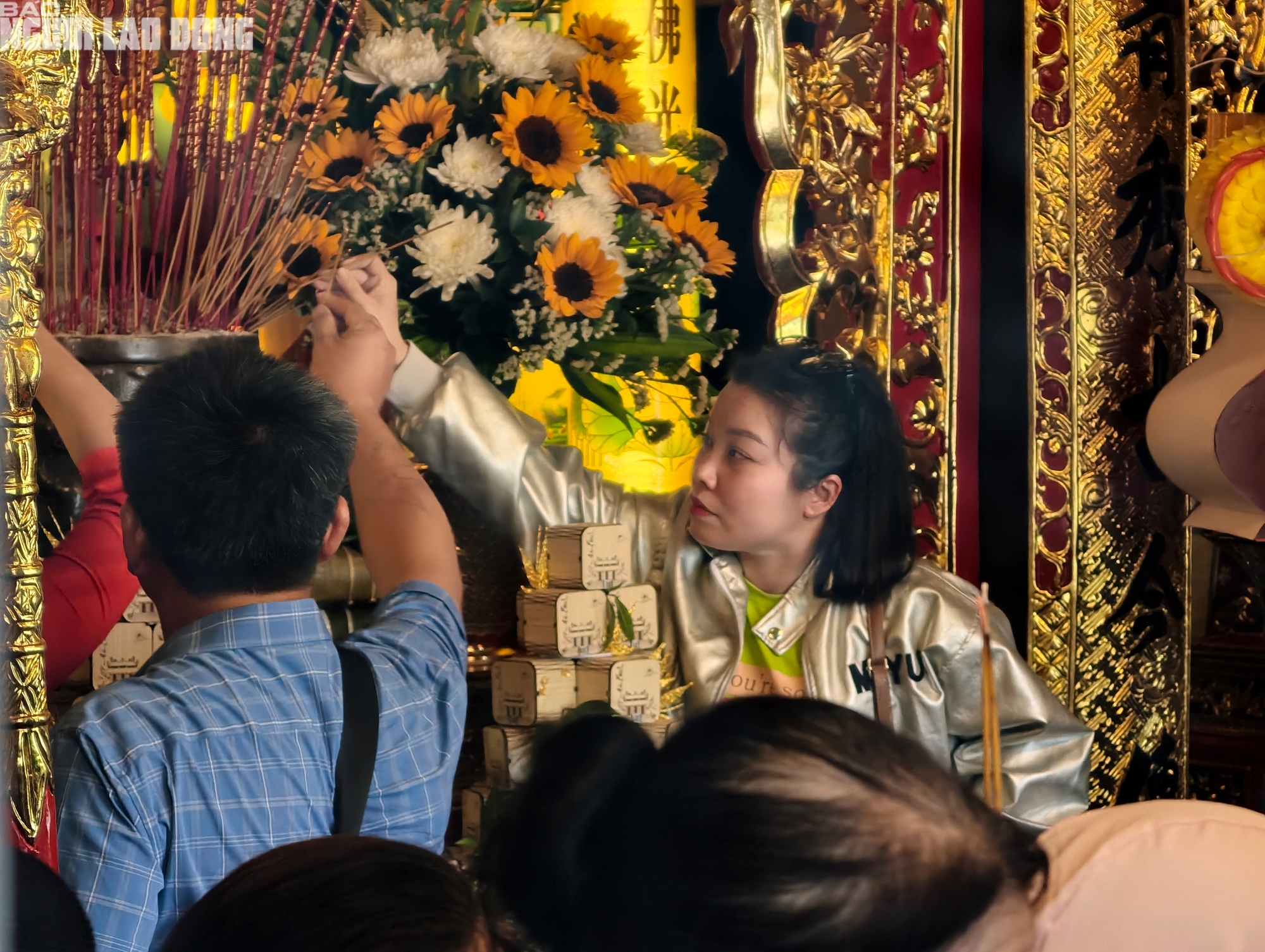 Vượt hơn 600 bậc thang l&ecirc;n d&acirc;ng hương trong ng&agrave;y Giỗ Tổ H&ugrave;ng Vương - Ảnh 12.