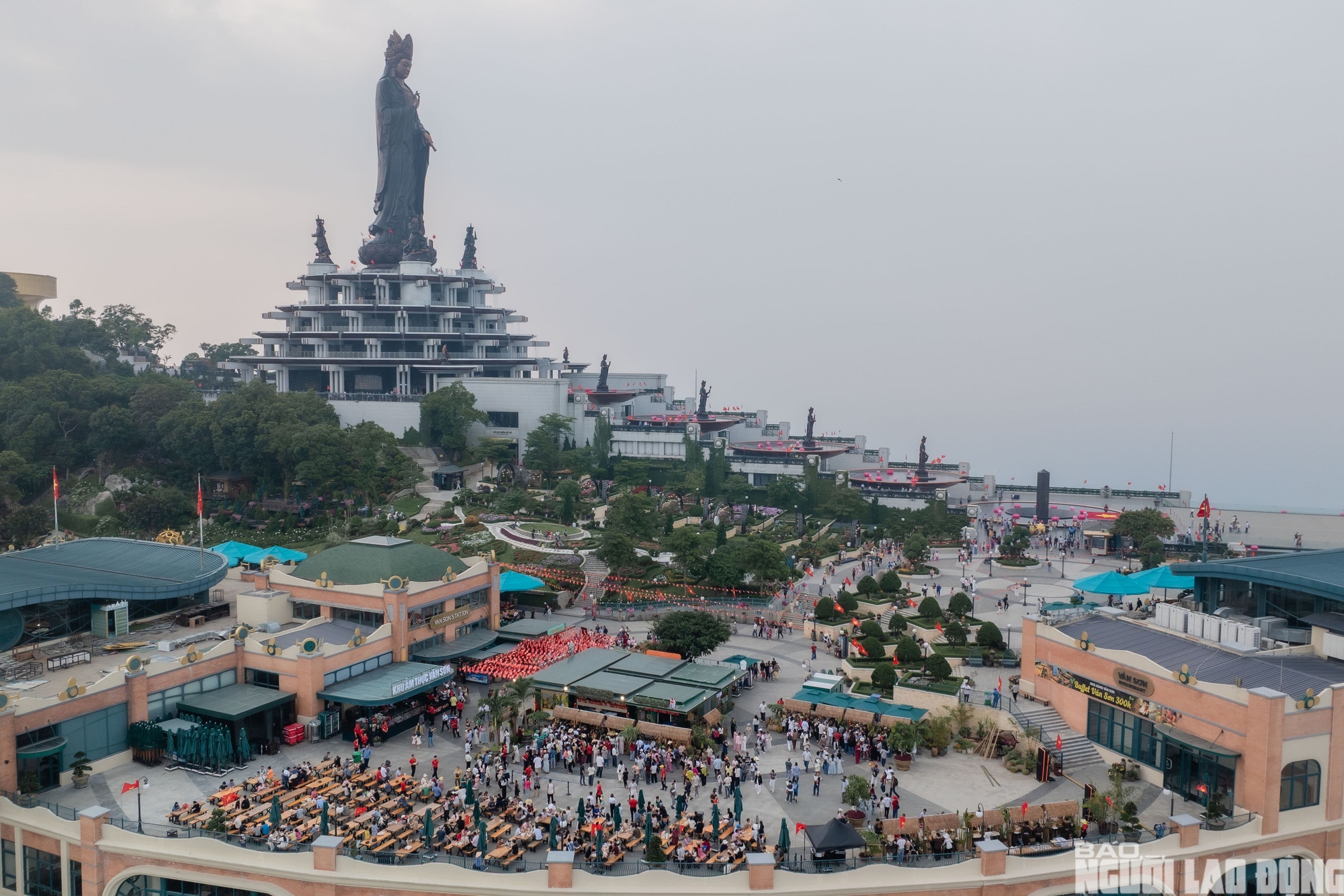 H&agrave;ng ng&agrave;n người đổ x&ocirc; l&ecirc;n&nbsp;N&uacute;i B&agrave; Đen&nbsp;dịp&nbsp;Giỗ Tổ H&ugrave;ng Vương - Ảnh 1.
