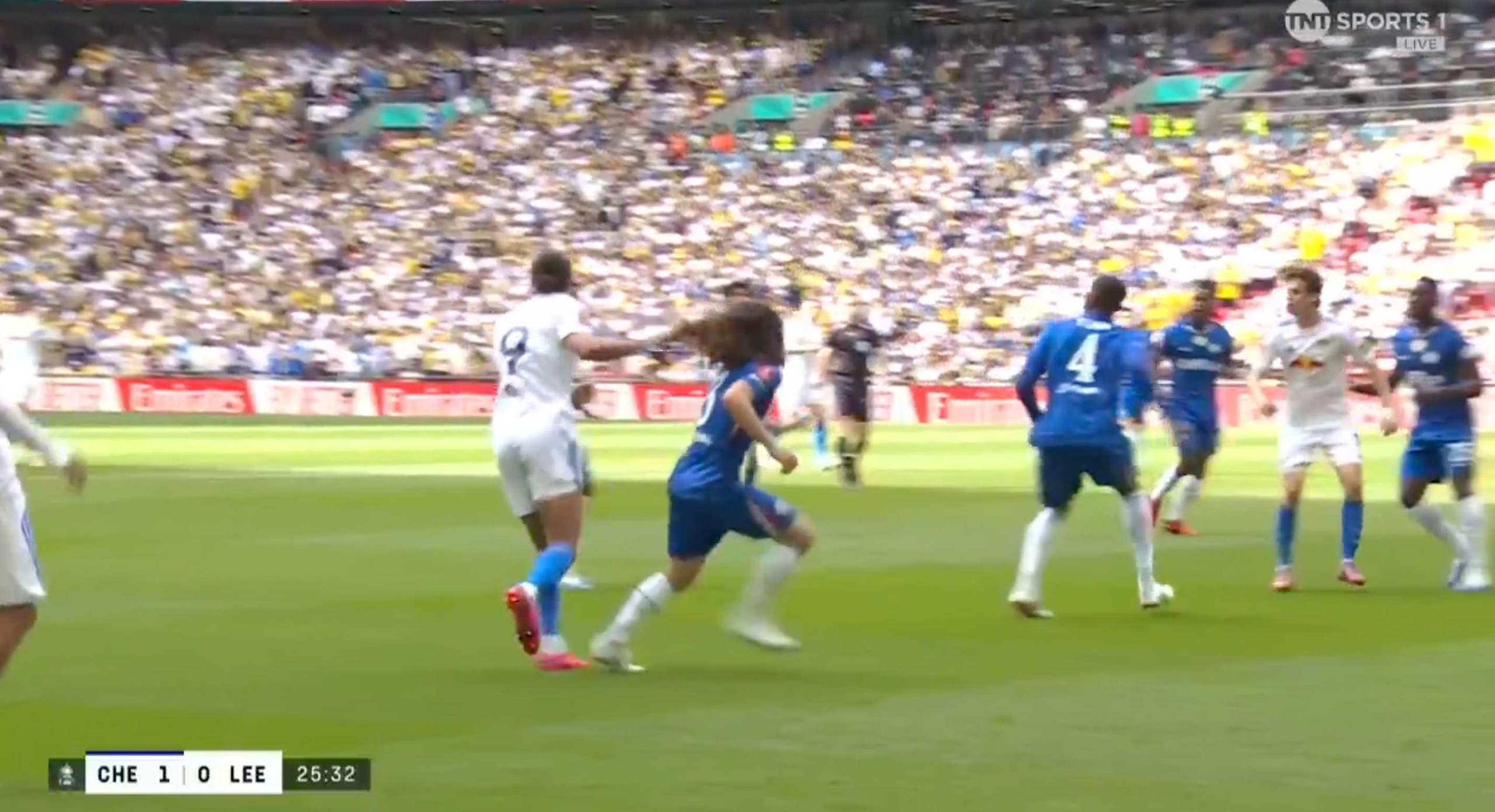CĐV Man Utd nổi giận vì tình huống trong trận đấu của Chelsea - Ảnh 1.