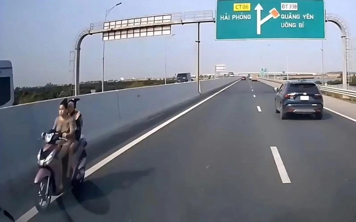 Hai cô gái không đội mũ bảo hiểm phóng xe máy ngược chiều trên làn cao tốc 100 km/giờ