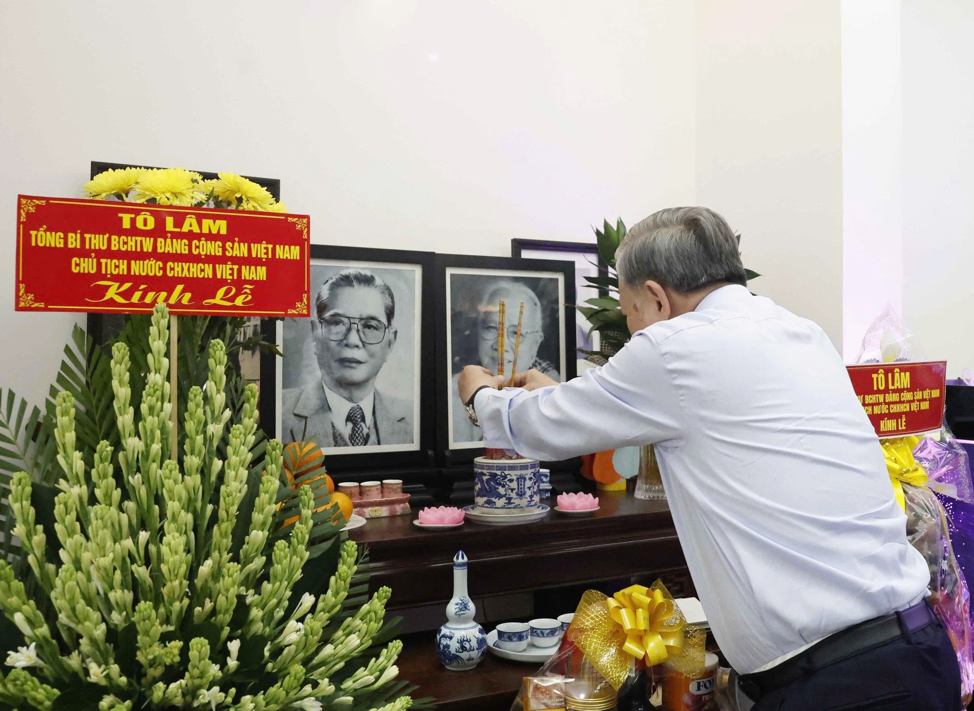 Tổng B&iacute; thư, Chủ tịch nước T&ocirc; L&acirc;m d&acirc;ng hương tưởng nhớ c&aacute;c l&atilde;nh đạo tiền bối - Ảnh 1.
