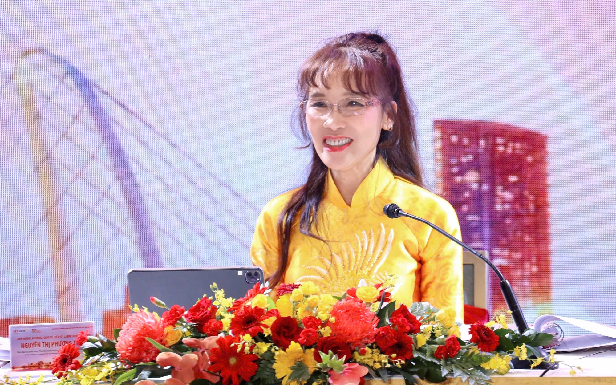 VIDEO: Tỉ phú Nguyễn Thị Phương Thảo kể chuyện hồi sinh ngân hàng Đông Á thành Vikki Bank