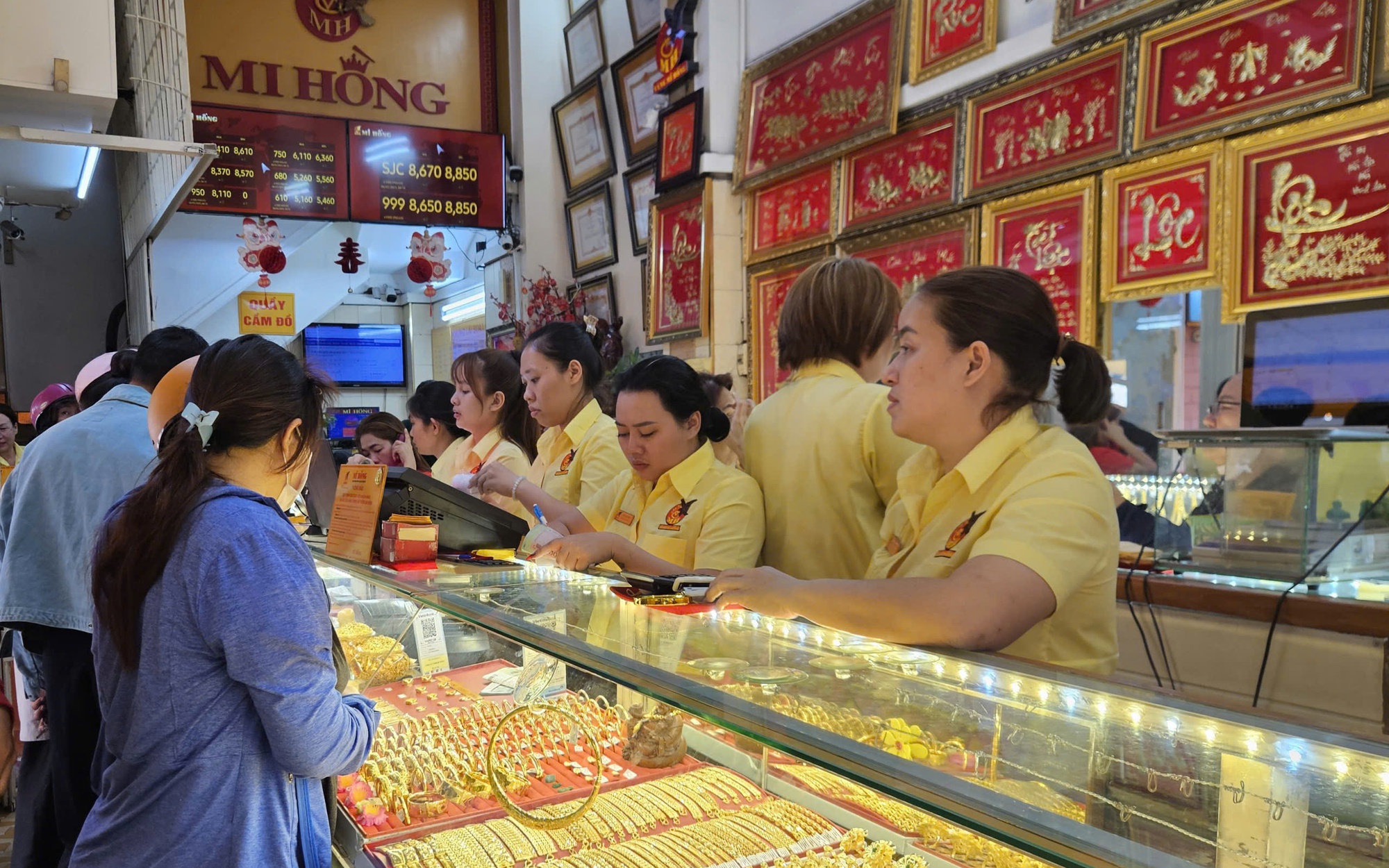Giá vàng hôm nay 27-4: Đảo chiều sụt giảm - Ảnh 1.