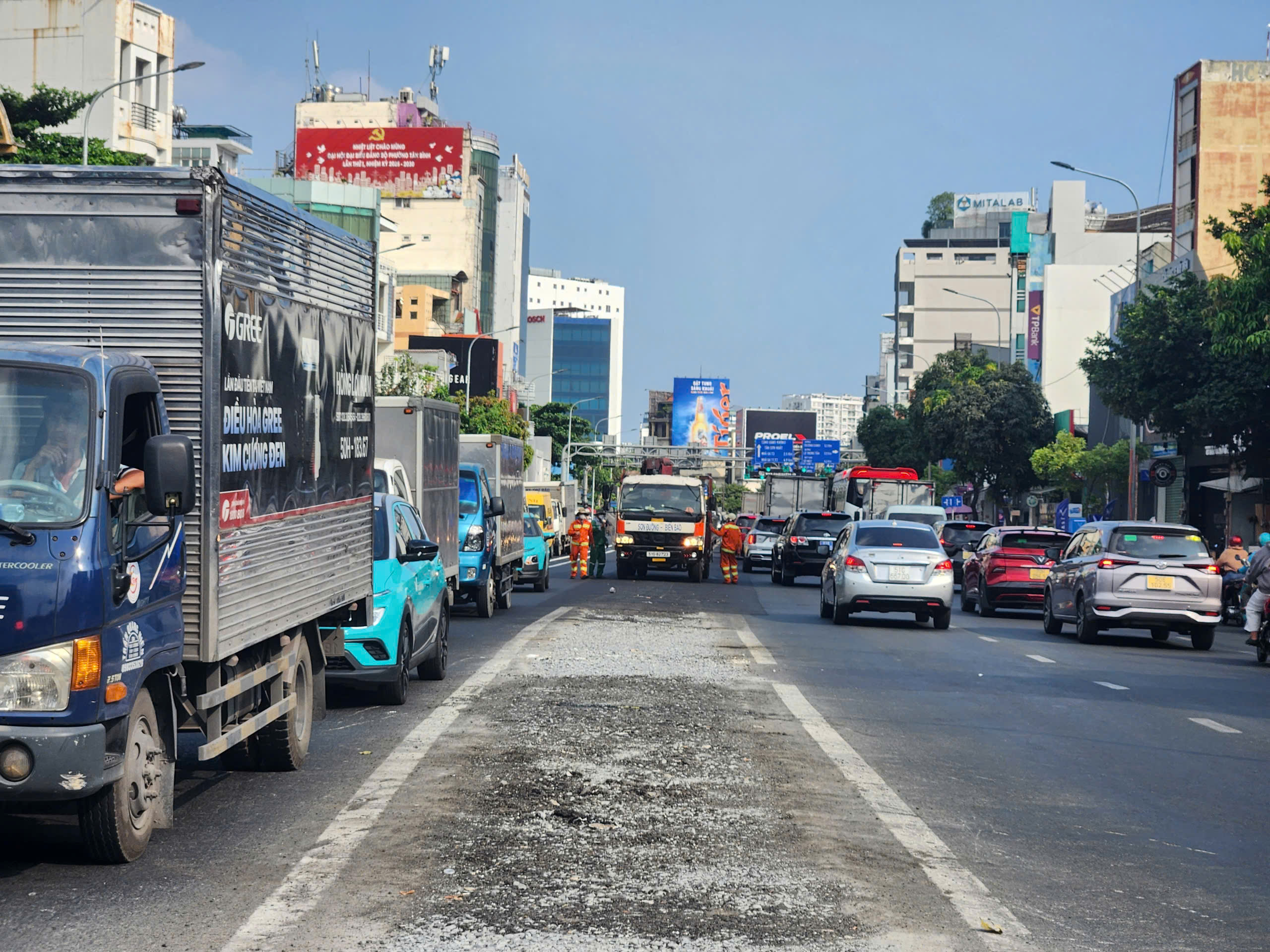 Dỡ 3 km dải phân cách, Cộng Hòa thông thoáng hơn - Ảnh 1.