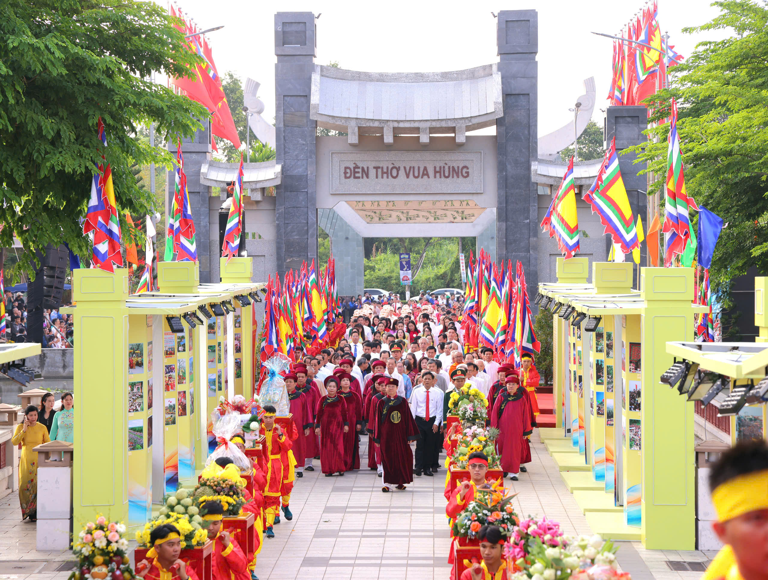 Đông đảo người dân tham dự lễ Giỗ Tổ tại Đền thờ Vua Hùng ở TP Cần Thơ - Ảnh 1.