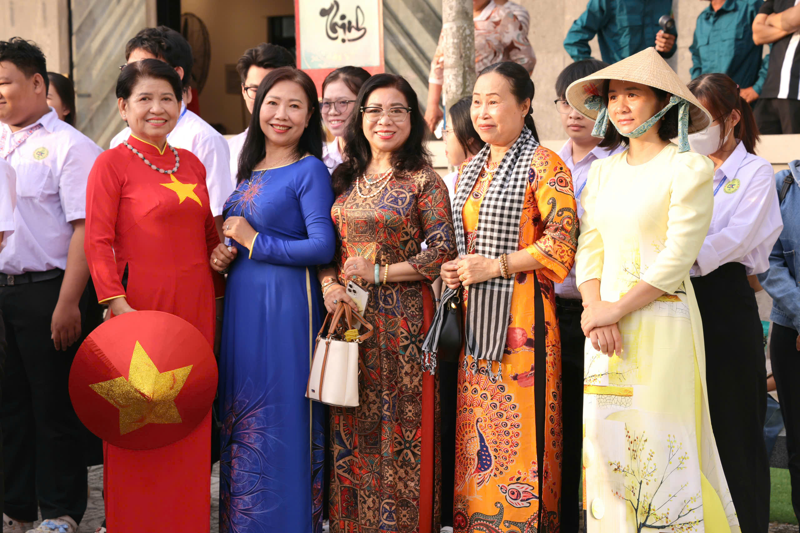 Đông đảo người dân tham dự lễ Giỗ Tổ tại Đền thờ Vua Hùng ở TP Cần Thơ - Ảnh 14.