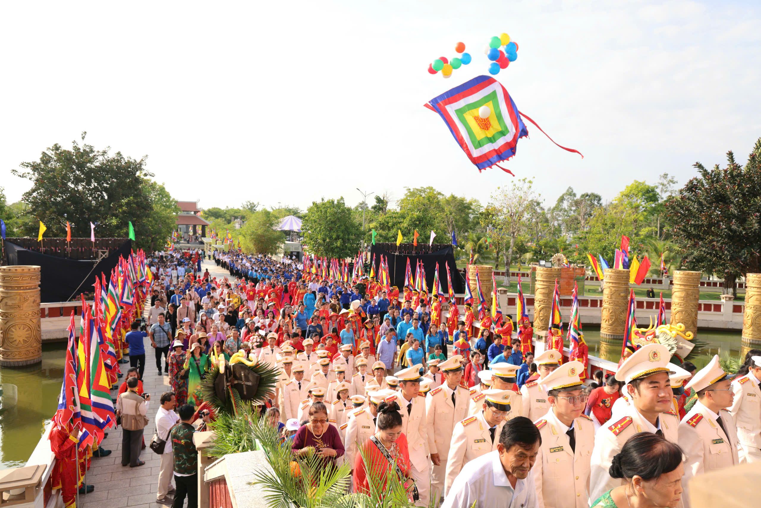 Đông đảo người dân tham dự lễ Giỗ Tổ tại Đền thờ Vua Hùng ở TP Cần Thơ - Ảnh 12.