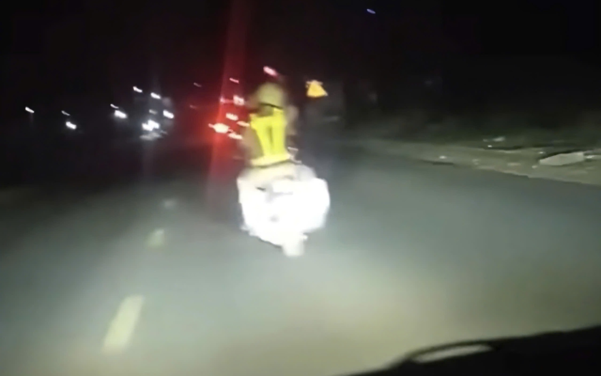 CLIP: Hai nữ sinh được CSGT Đắk Lắk kịp thời dẫn đường đi cấp cứu