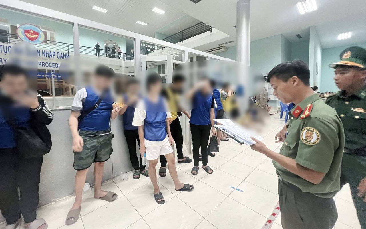 Công an TPHCM tiếp nhận 13 công dân bị trục xuất