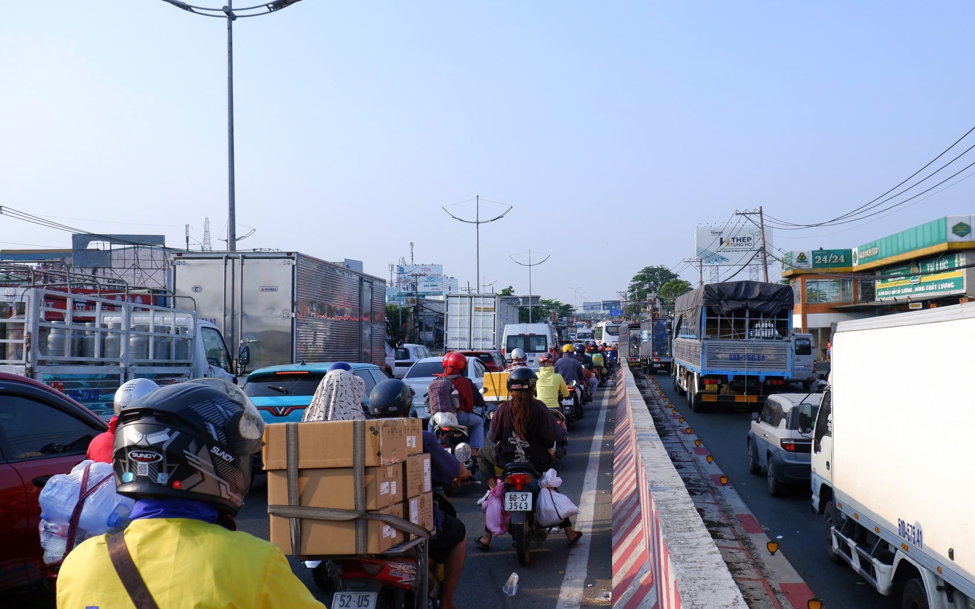 Cửa ngõ TPHCM đông đúc xe cộ sau lễ Giỗ Tổ Hùng Vương