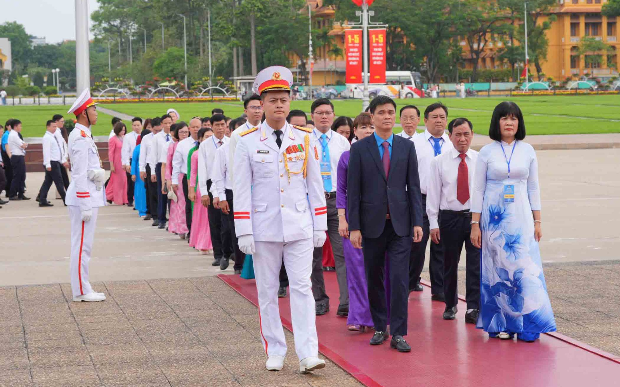 Đoàn đại biểu chủ tịch công đoàn cơ sở xuất sắc tiêu biểu báo công dâng Bác