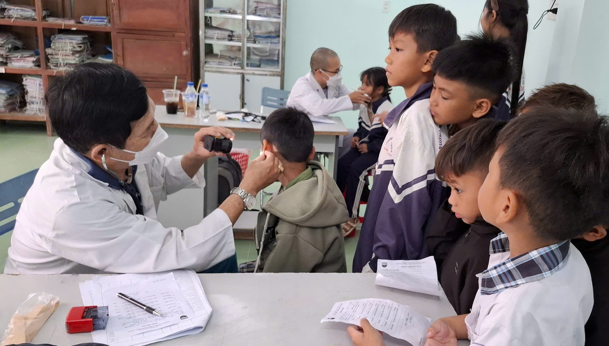 Công đoàn phối hợp chăm sóc sức khỏe cho người dân xã Đặng Thùy Trâm - Ảnh 1.