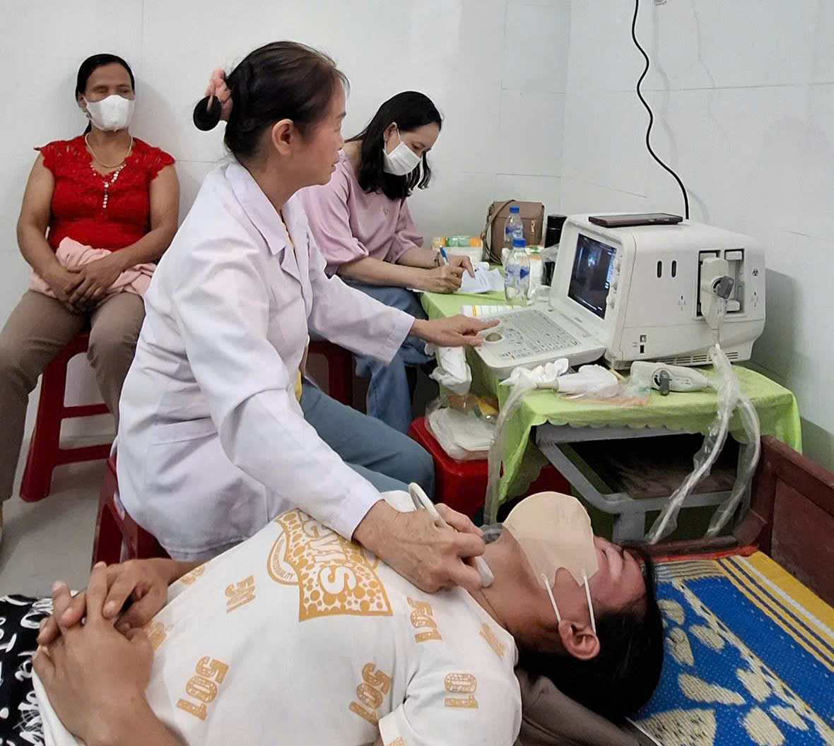 Công đoàn phối hợp chăm sóc sức khỏe cho người dân xã Đặng Thùy Trâm - Ảnh 2.