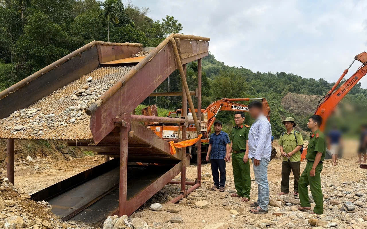 Phát hiện nhóm người đào vàng trái phép, công an thu giữ 26,725 g vàng