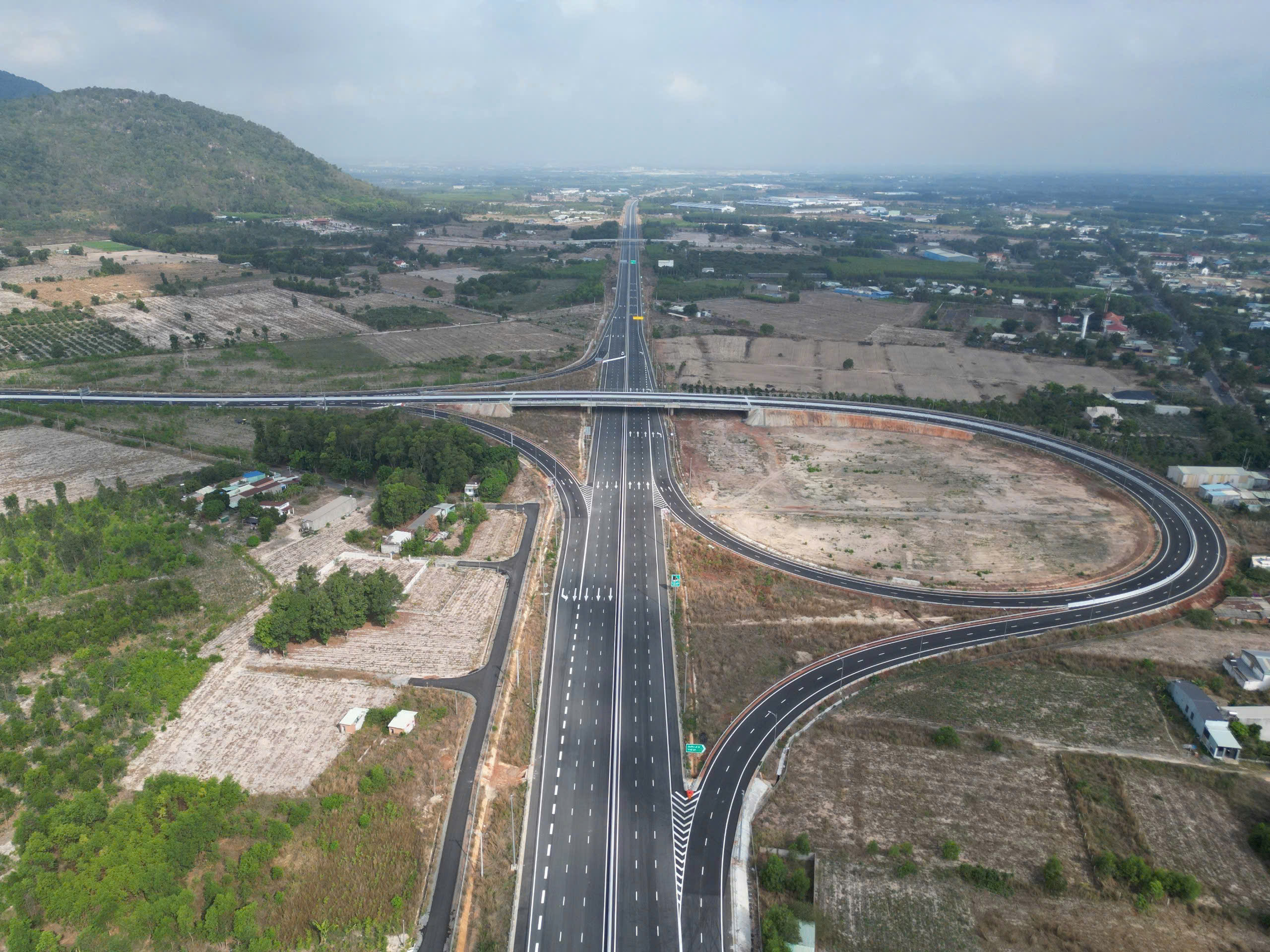 Cao tốc Bi&ecirc;n H&ograve;a - Vũng T&agrave;u chốt th&ocirc;ng xe dự &aacute;n th&agrave;nh phần 2 v&agrave; 3 đ&ecirc;m 29-4 - Ảnh 1.