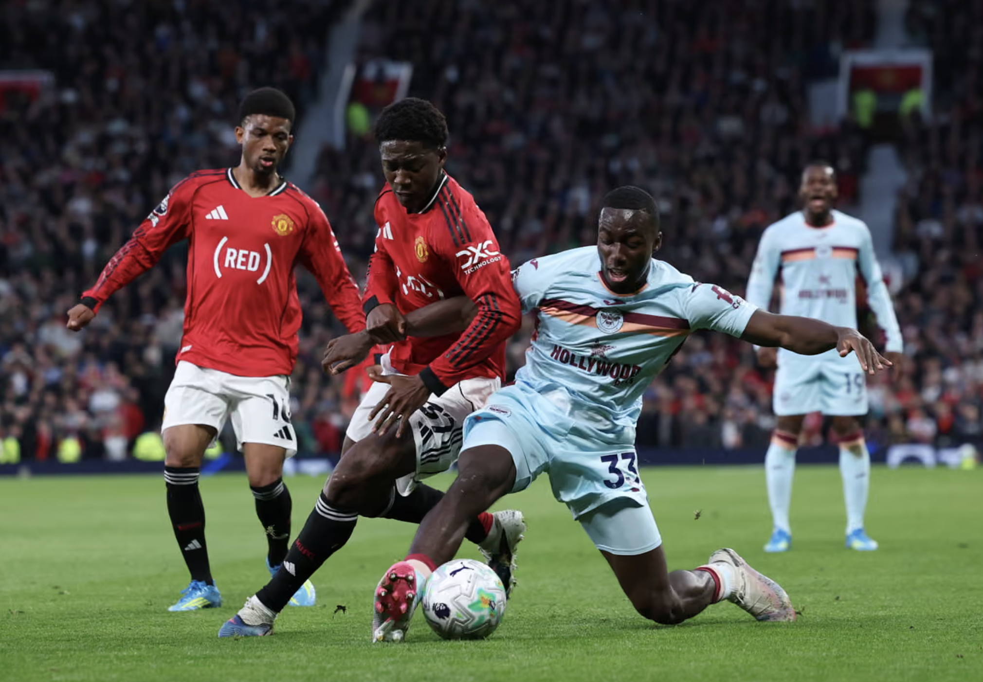 Thắng nghẹt thở Brentford, Man United áp sát nhóm dự Champions League - Ảnh 1.