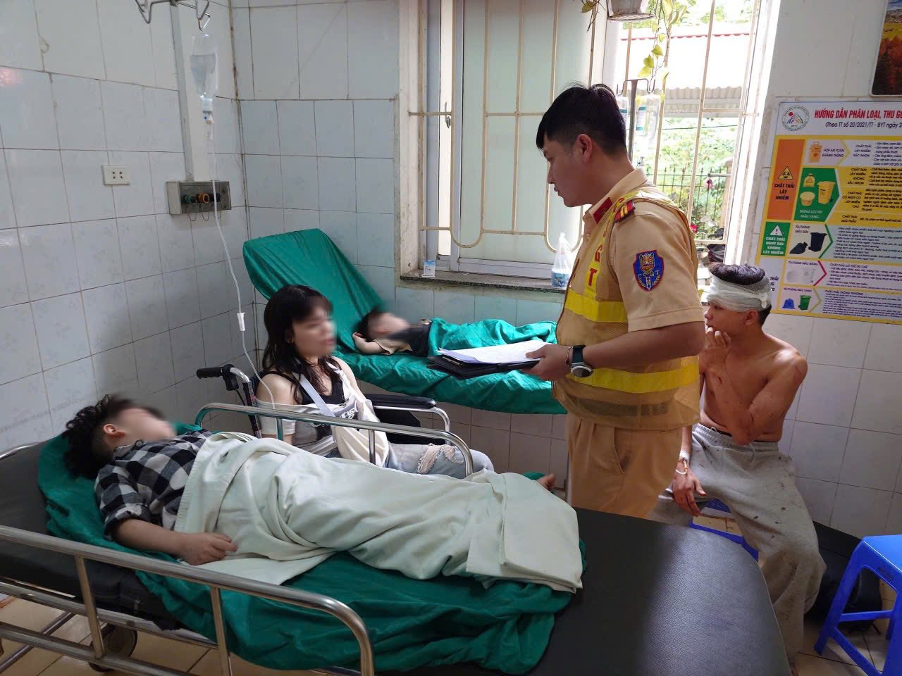 Thông tin mới vụ xe khách lao xuống vực sâu 100 m, nhiều người thương vong - Ảnh 2.