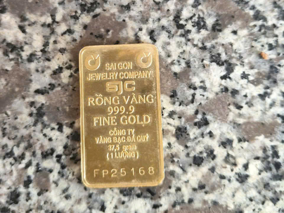 Cụ &ocirc;ng 79 tuổi mang thỏi v&agrave;ng SJC 9999 nằm b&ecirc;n vệ đường ở Huế - Ảnh 3.